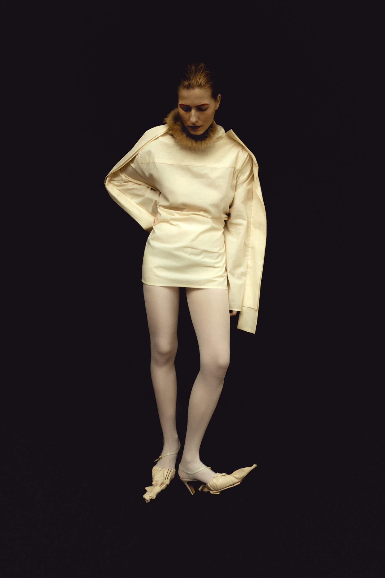 Vestido, ERNESTO NARANJO. Colar vintage, da produção. Collants, CALZEDONIA. Sapatos, BLANCA DE BONROSTRO. Vestido, ERNESTO NARANJO. Colar vintage, da produção. Collants, CALZEDONIA. Sapatos, BLANCA DE BONROSTRO.