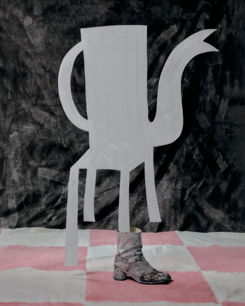 Vestido, LIEKE JONGMAN. Botas, MAISON MARGIELA.