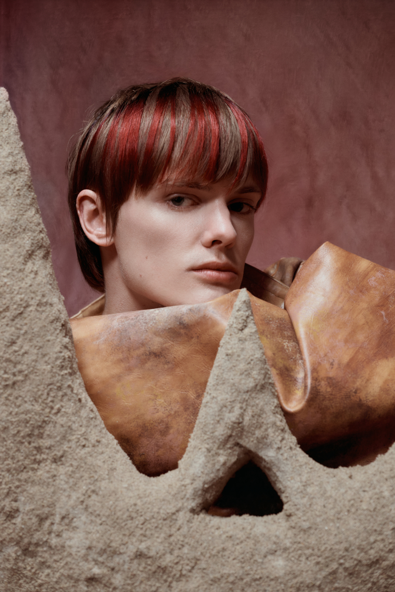 Casaco, FAYE VAN DER AA. Collants, da produção. Sapatos, SACHA.