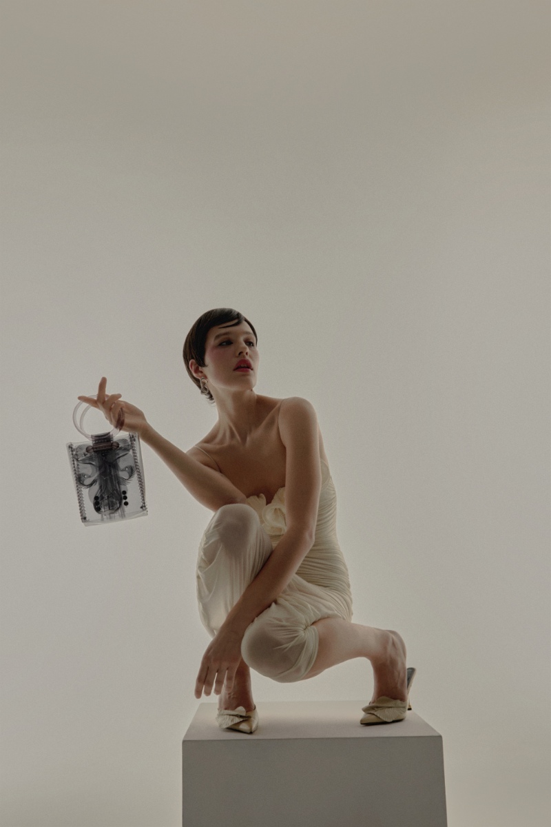 Vestido, MAGDA BUTRYM. Brincos, TOSKA. Carteira, MAME KUROGOUCHI. Sapatos, VANDA NOVAK. Vestido, MAGDA BUTRYM. Brincos, TOSKA. Carteira, MAME KUROGOUCHI. Sapatos, VANDA NOVAK.