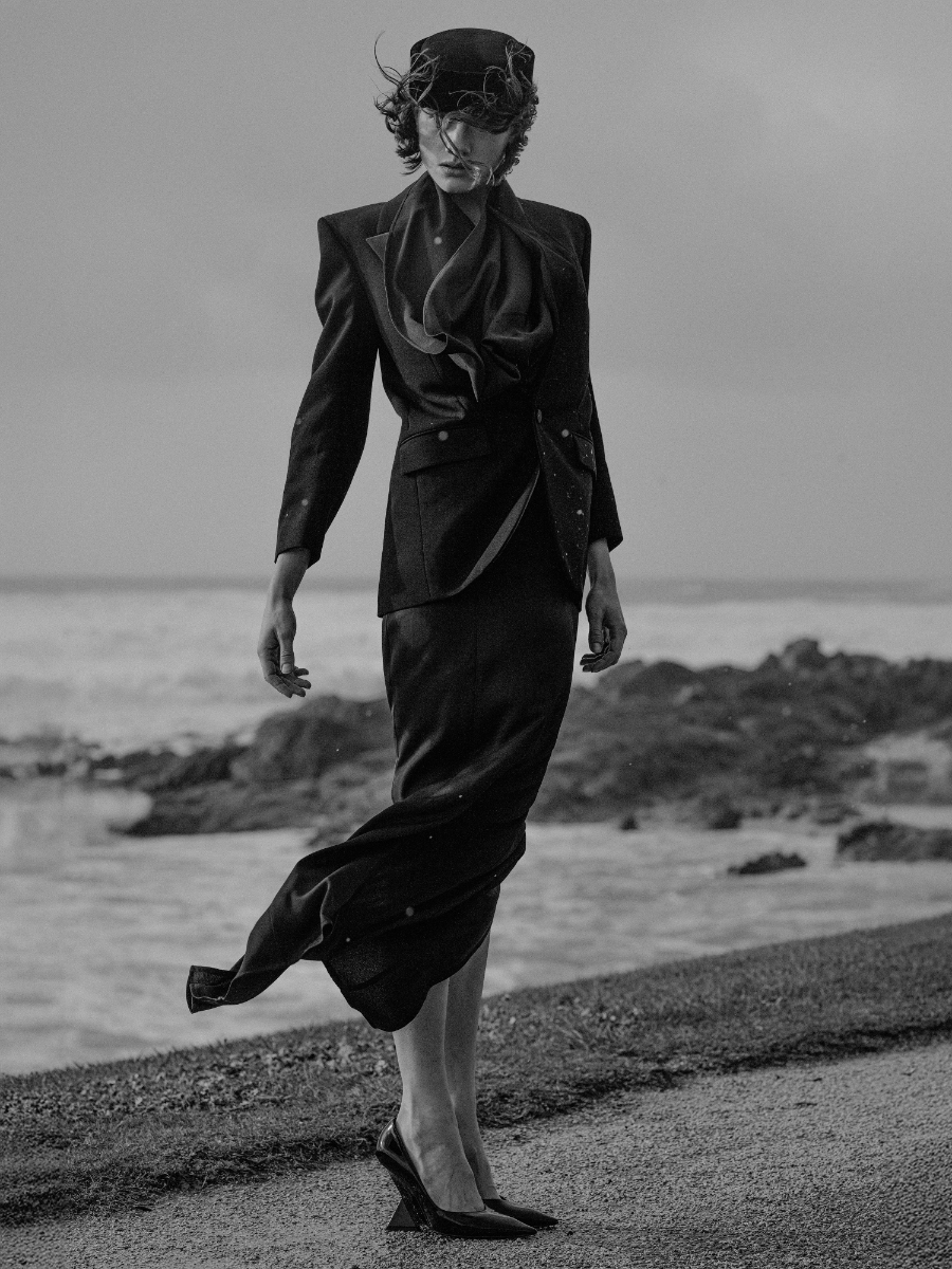 Blazer, SAINT LAURENT BY ANTHONY VACCARELLO. Vestido, 2B. Chapéu, LEMONADE COLLECTIVE. Óculos de sol, MISBHV Sapatos, THE ATTICO.