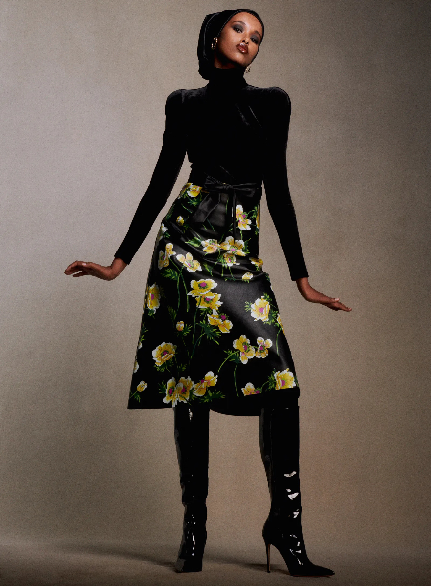 TAKE A BOW | Top e saia Balenciaga. Botas Gianvito Rossi. Brincos Ara Vartanian.