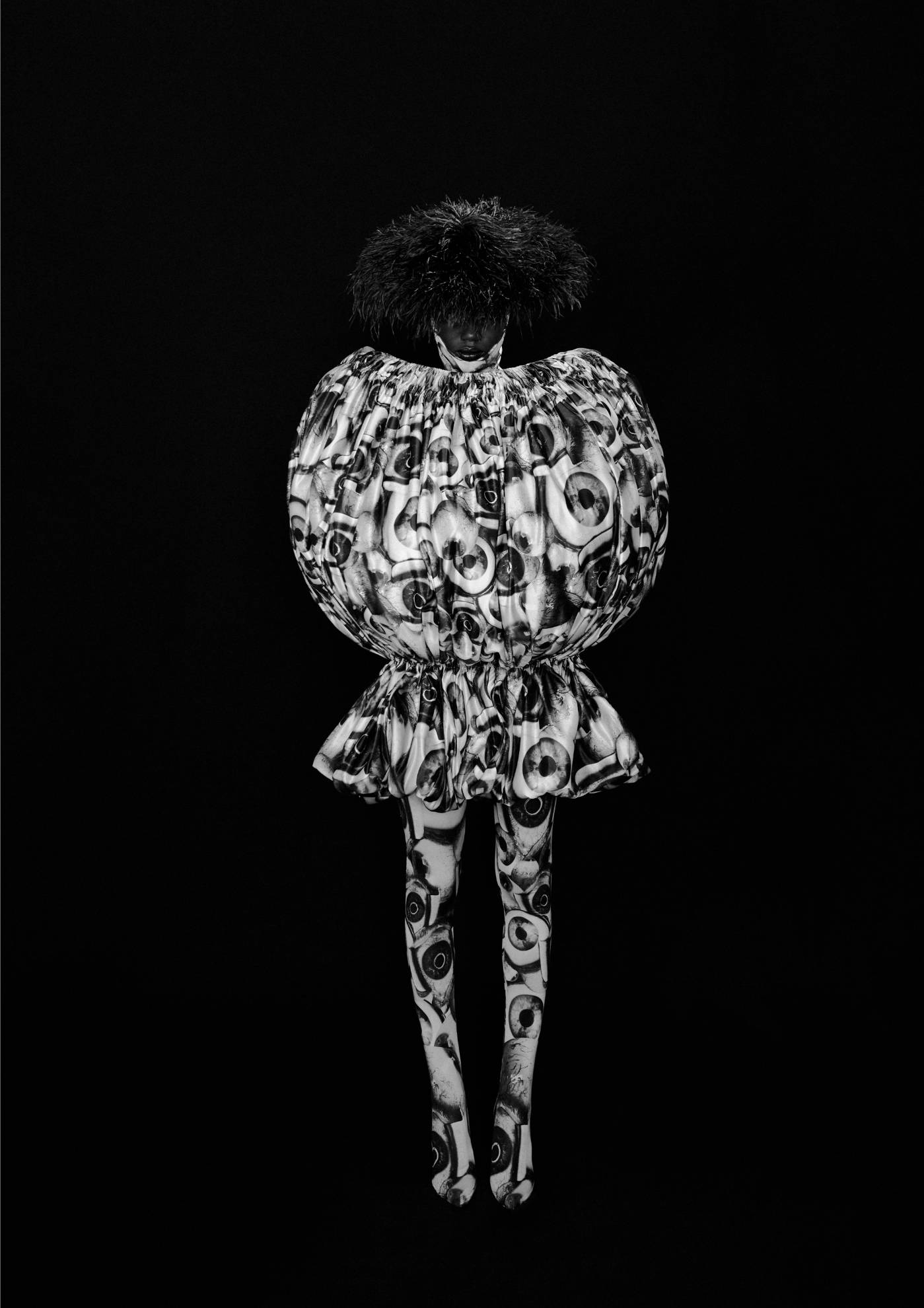 Vestido e bodysuit, ambos ESTÚDIO PAREIA. Chapéu, GRACIELLA STARLING.