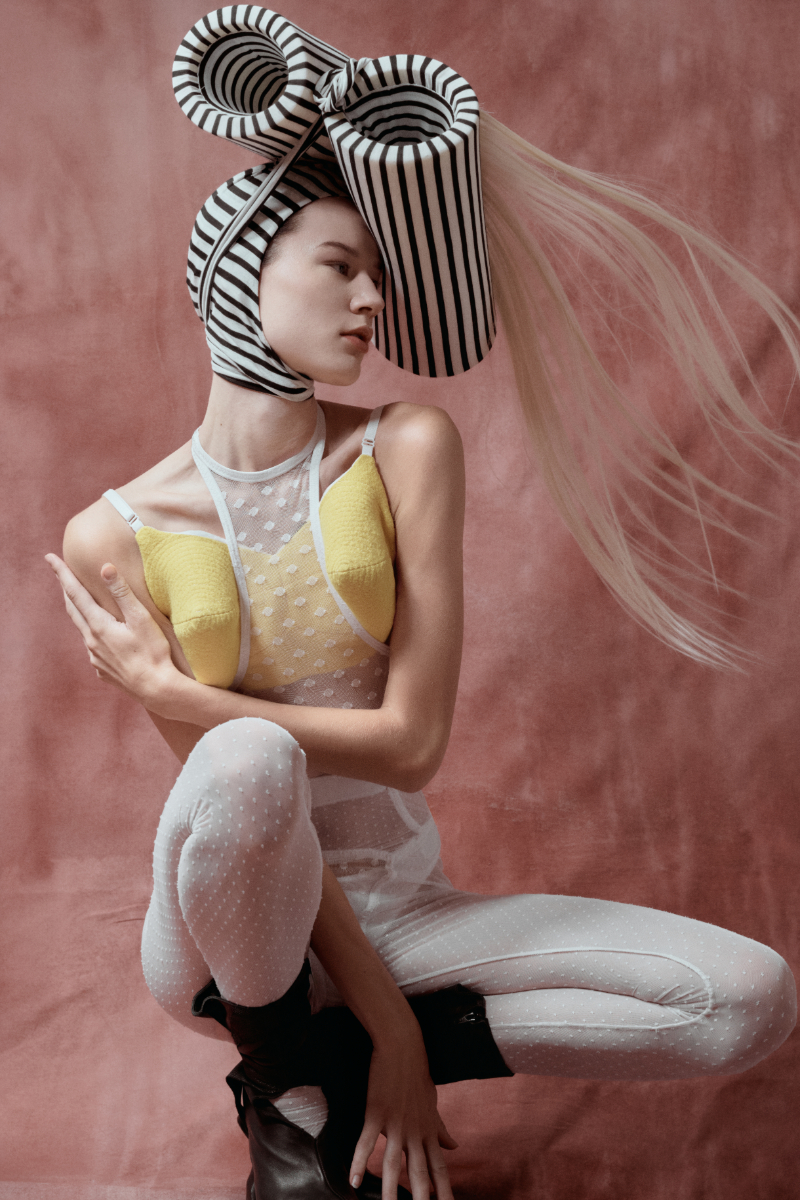 Top, bodysuit e headpiece, tudo CAITLIN BAY. Sapatos, SOPHIE TINÉ.