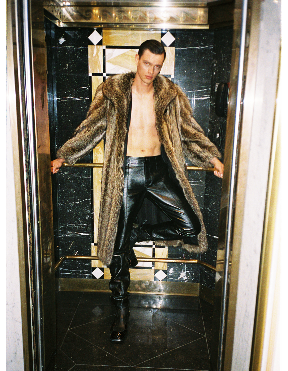 Filip: casaco vintage, da produção. Calças e botas, VERSACE.