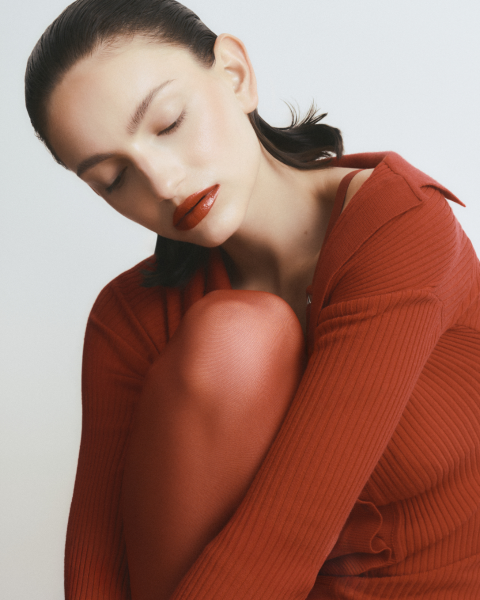 Lorena: vestido, JACQUEMUS. Collants, FALKE. 