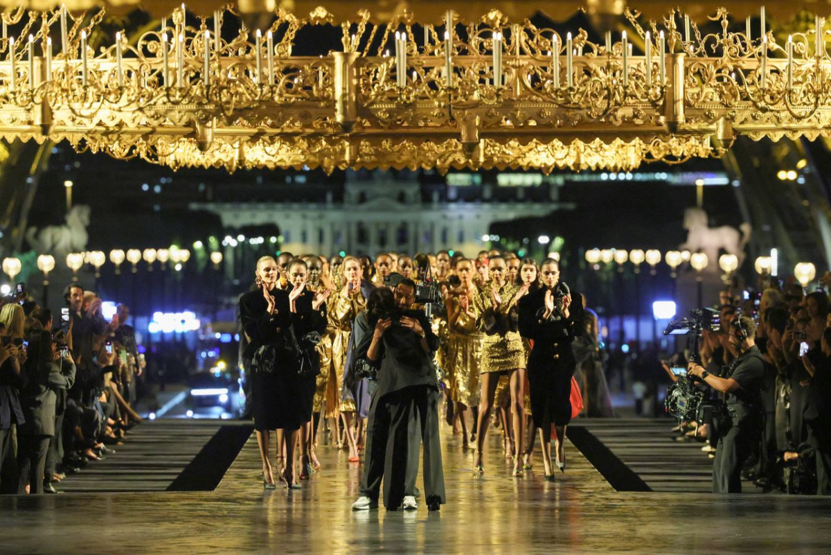 Anthony Vaccarello a abraçar Charlotte Gainsbourg após o desfile SS27 da Saint Laurent, durante a PFW.