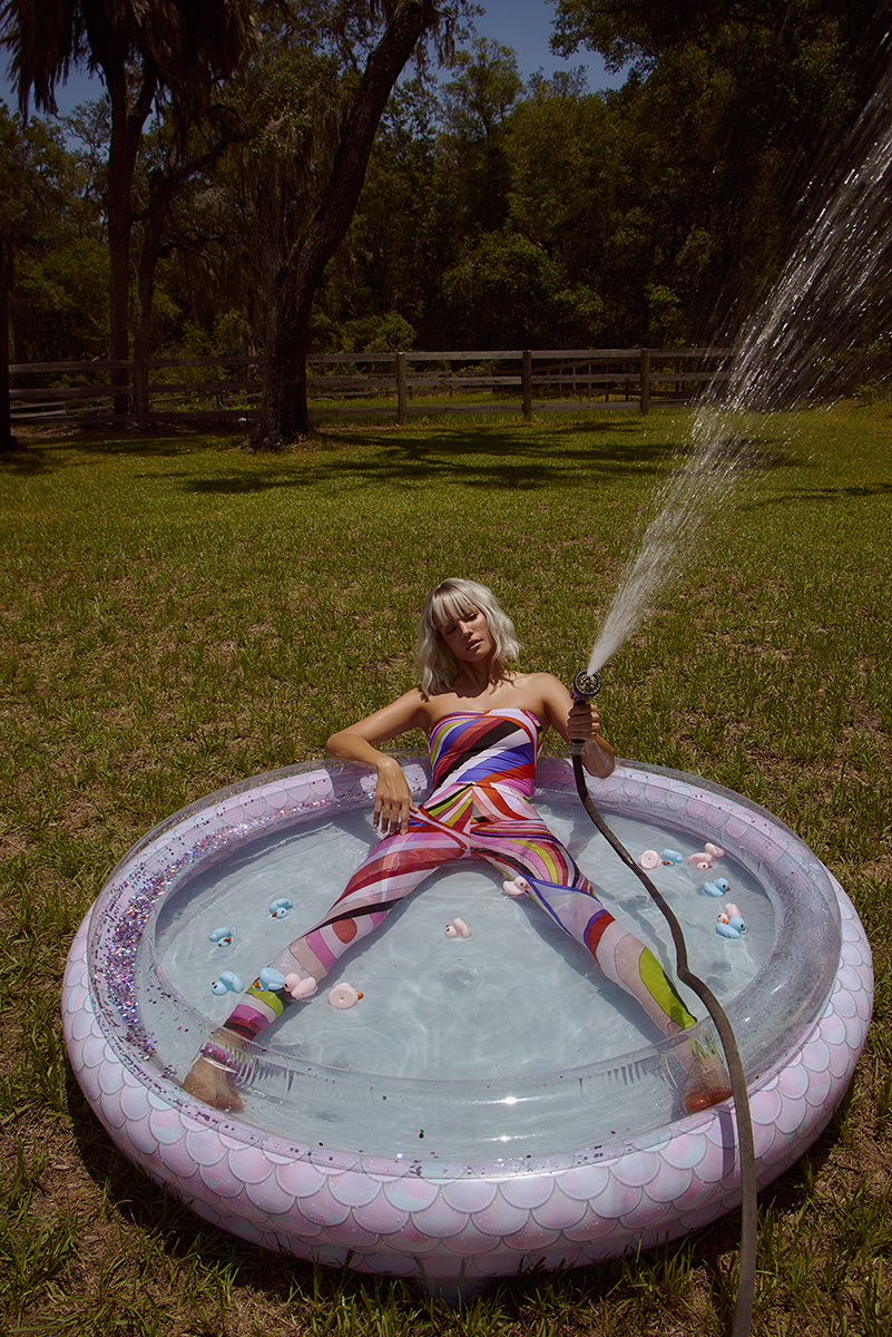 Bodysuit e calças, PUCCI, em MYTHERESA.COM. Sapatos, LOEWE.
