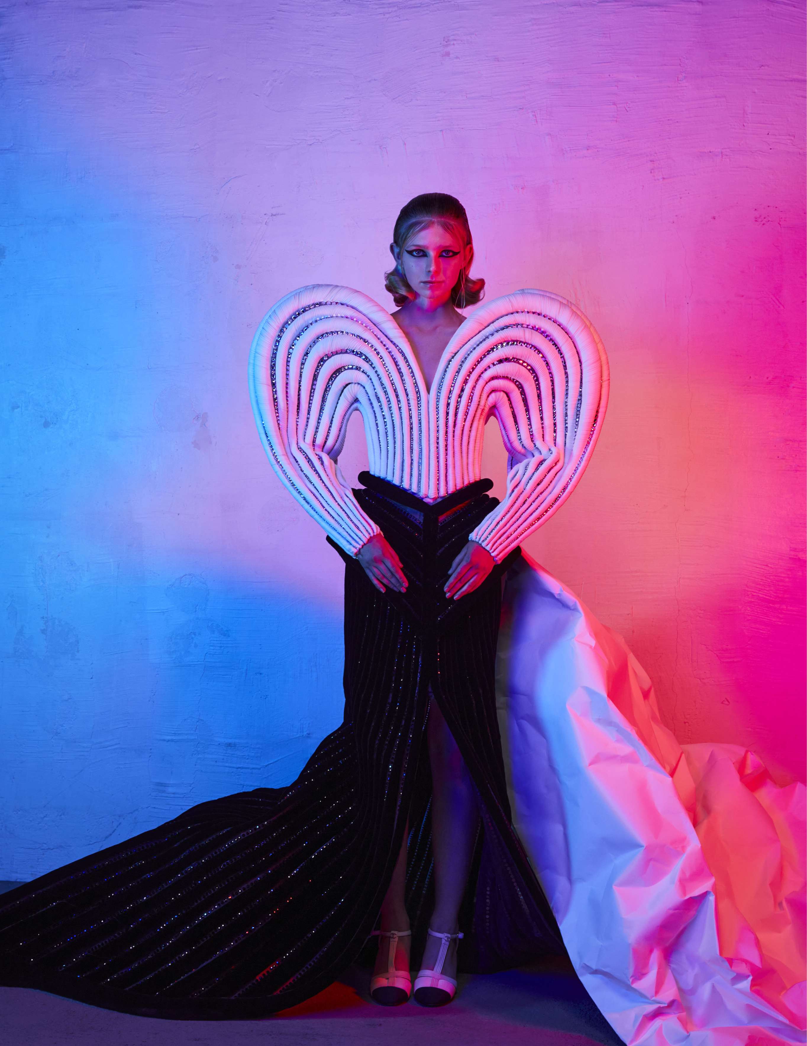 Flo: top e saia, JEAN PAUL GAULTIER BY OLIVIER ROUSTEING ALTA-COSTURA. Sapatos, CHANEL.
