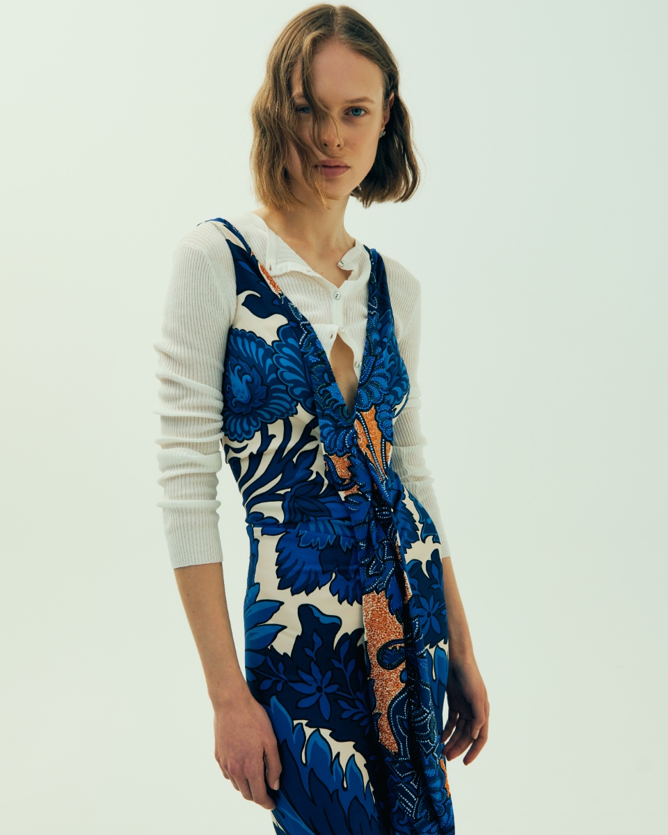Vestido, ETRO. Blusa, ERMANNO SCERVINO. Brinco, MESSIKA.