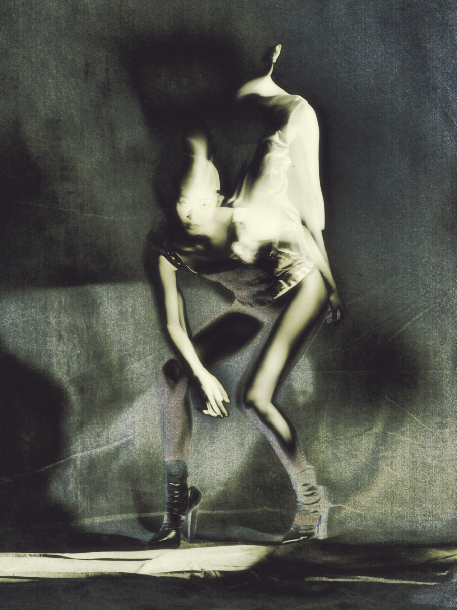 Top, GIUGLIA. Collants, CALZEDONIA. Sapatos, VERSACE. 