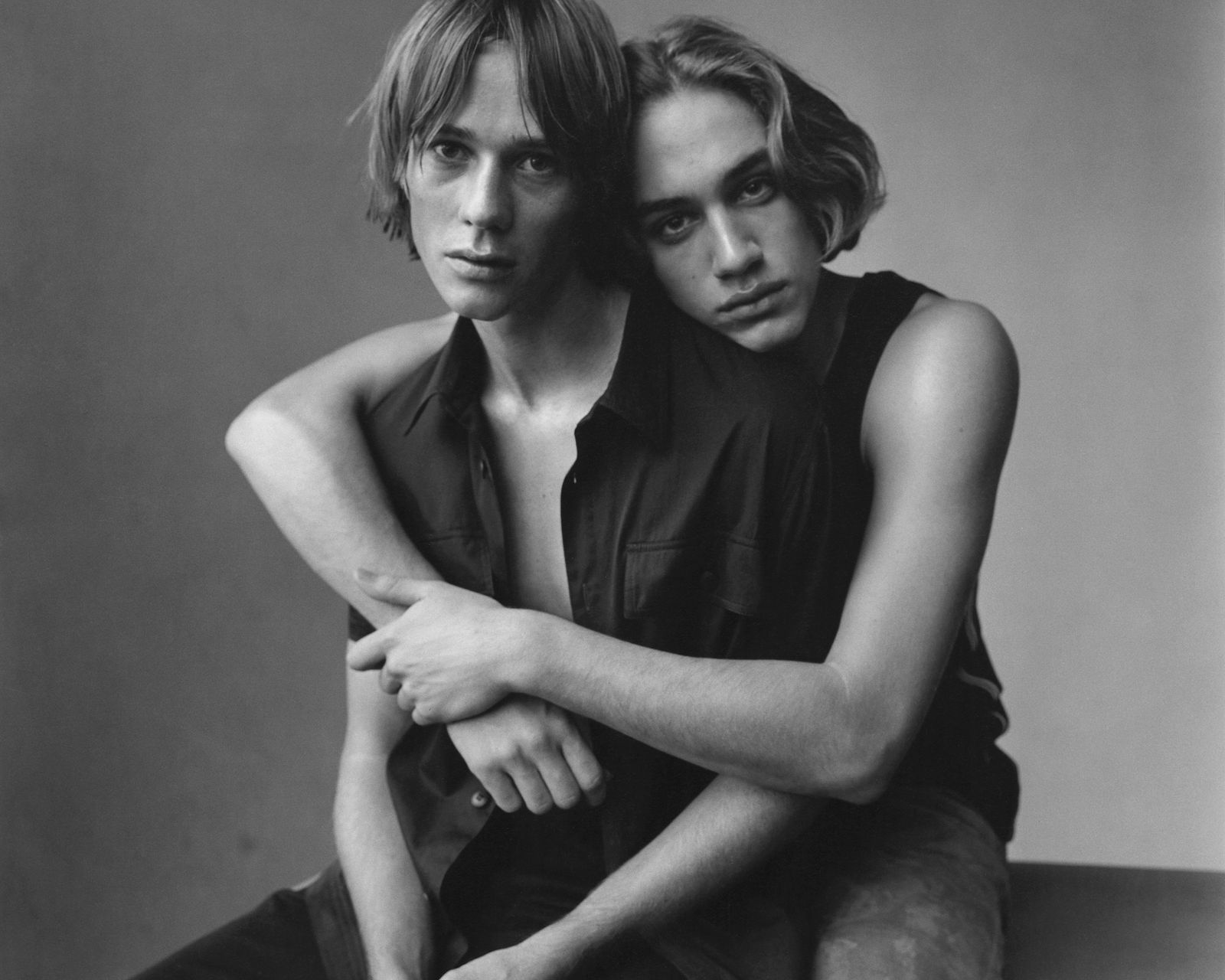 Uma imagem de um dos primeiros lookbooks da Versace Istante, fotografada por Steven Meisel, em 1997.