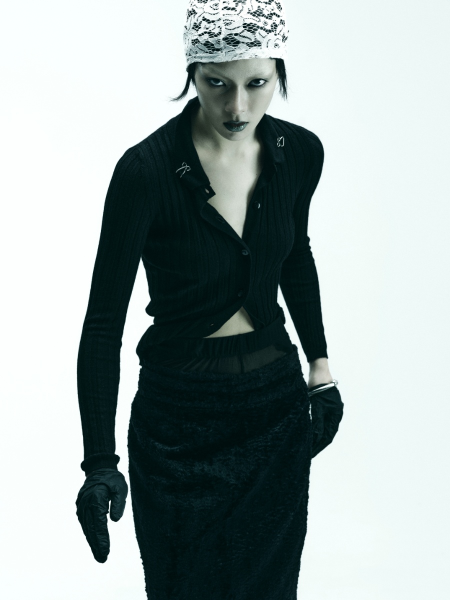 Camisola, RXQUETTE. Collants e chapéu, CONCENTRIC. Saia, PRADA, Luvas, da produção. Pulseira, MARNI; Top e saia, IOANA CIOLACU. Soutien, CONCENTRIC. Earcuff, CHARLOTTE CHESNAIS.