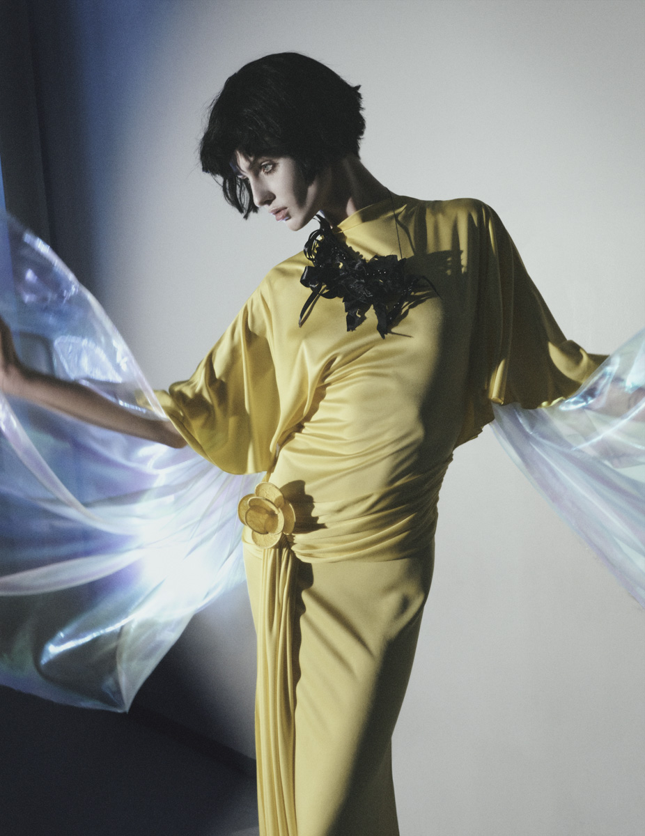 Vestido, DAVID KOMA. Máscara (usada no peito), ASIA FURIA.