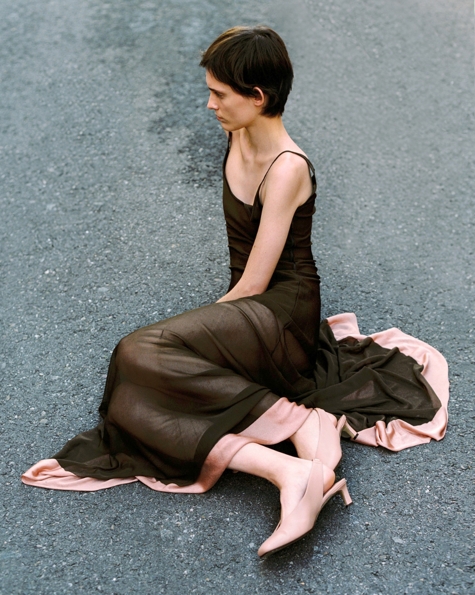 Vestido e sapatos, FENDI; vestido, LOEWE. Sapatos, LOUIS VUITTON.