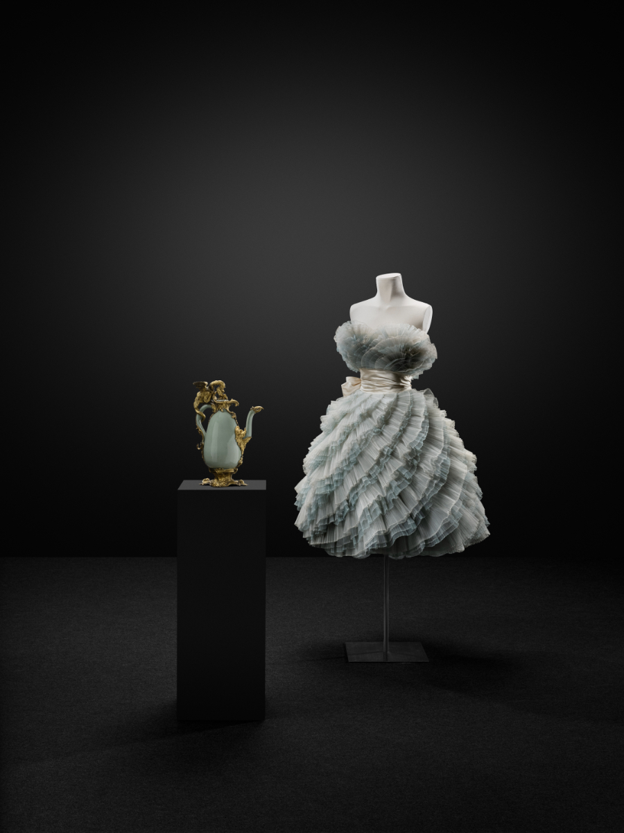 Esquerda: Busto em mármore Herm of de Vestal Tuccia (1818), Antonio Canova, e vestido com bolero, da coleção Tarnished Beauty de Haute Couture de 2012, Jantaminiau. Direita: Bule em porcelana e bronze do séc. XVIII (circa 1750-55), da dinastia Qing, e vestido, da década de 1960, Pierre Balmain.