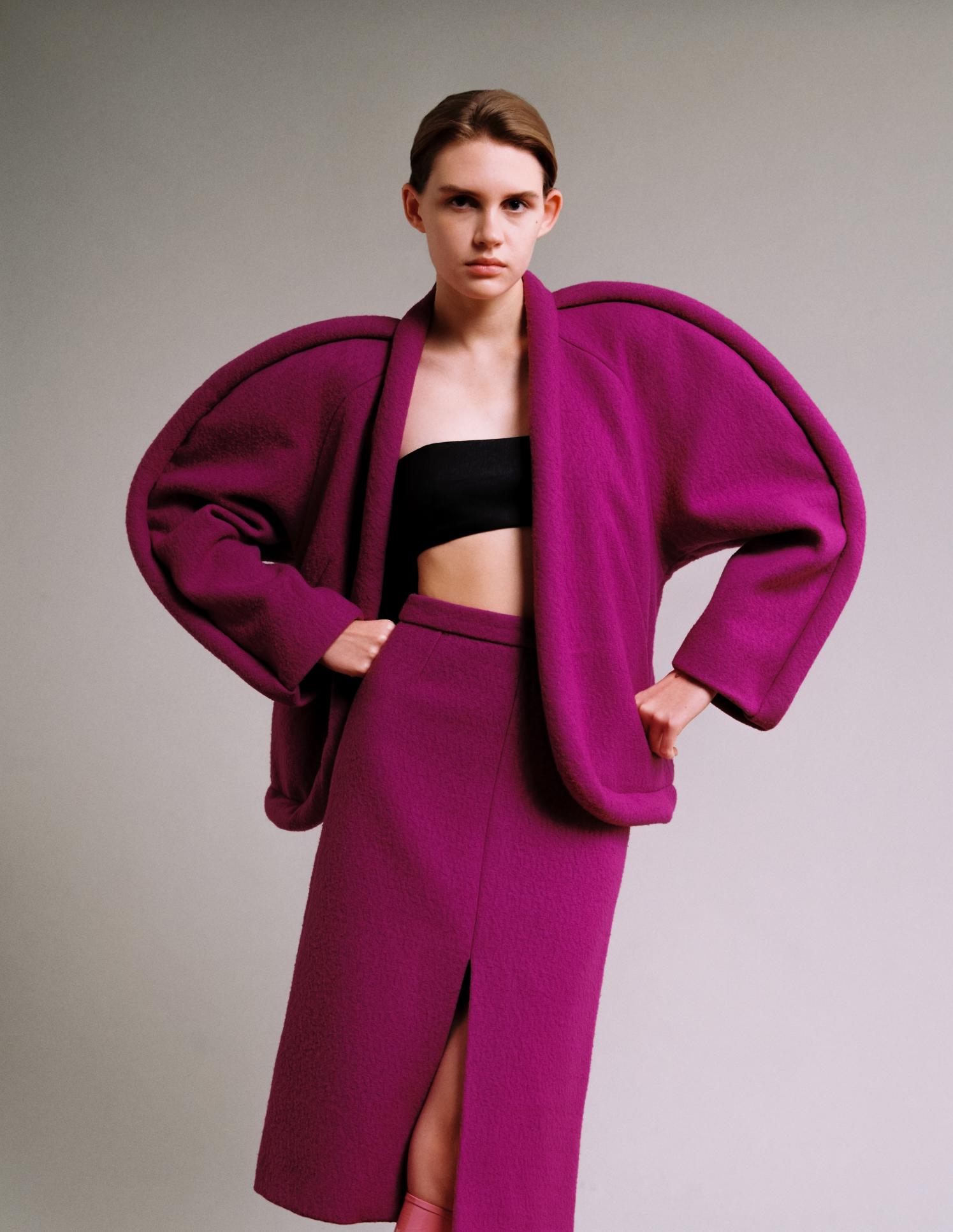 Leelou: casaco e saia, ambos DRIES VAN NOTEN. Top, DROME.