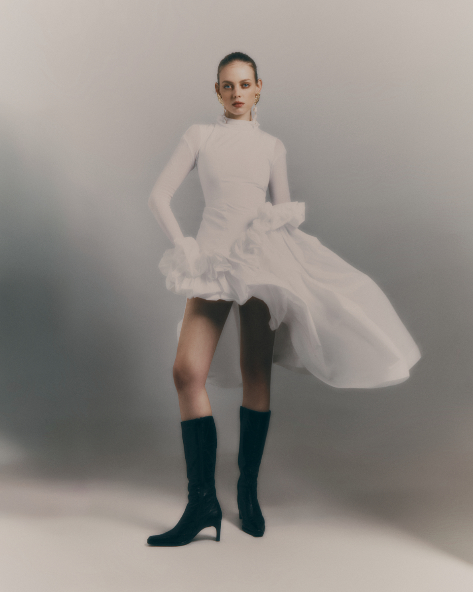 Vestido, BARO LUCAS. Brincos, M DE PAULET. Botas, YACARE.