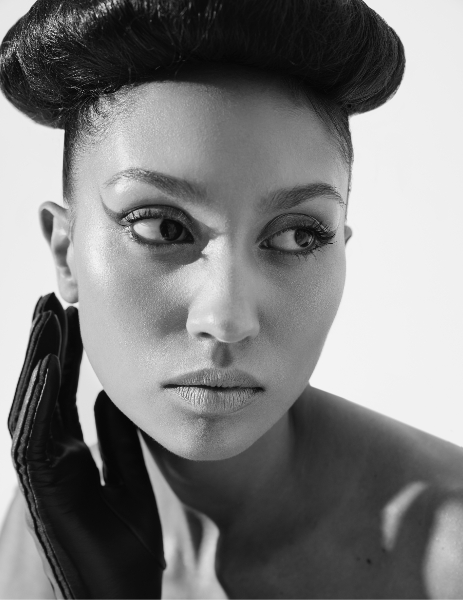 Yana: artwork, EINAT DAN. Carteira, LUCKY NELLY. Botas, MICHAEL SOUL; Amira: luvas, ROECKL.