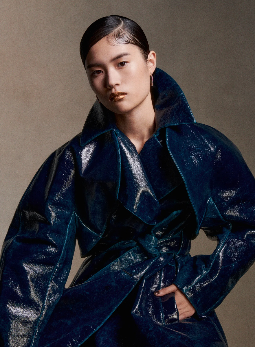 BLUE MOOD | Trench Alaïa. Brincos Noor Fares.