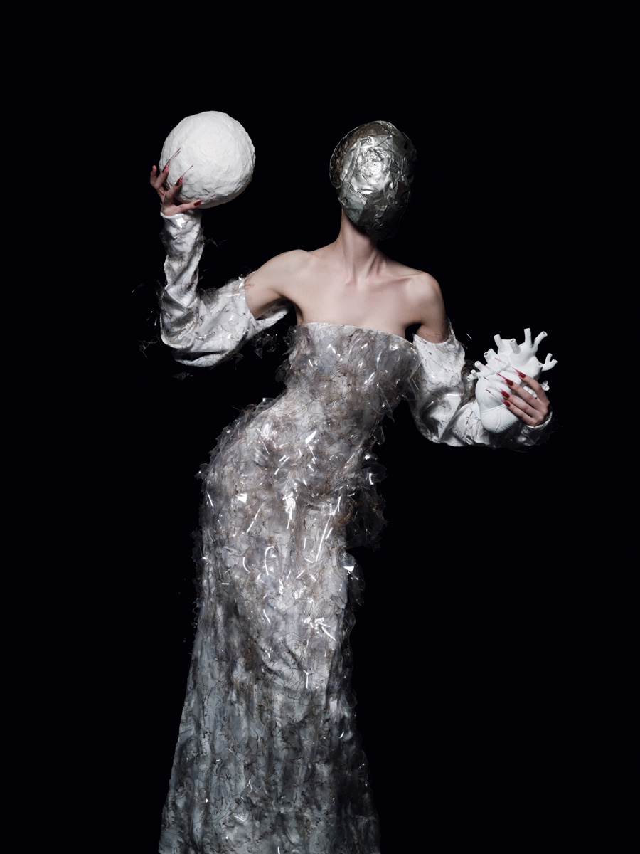 Vitória: vestido, máscara, luvas e sapatos, tudo MAISON MARGIELA ALTA-COSTURA. Cabeça em cerâmica, INCARNEM. Coração em cerâmica, SELETTI.