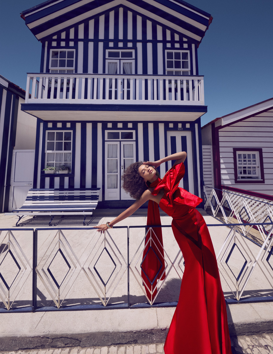 Vestido e botas, SCHIAPARELLI. Brincos, pulseira e anéis, tudo MARA PARIS.