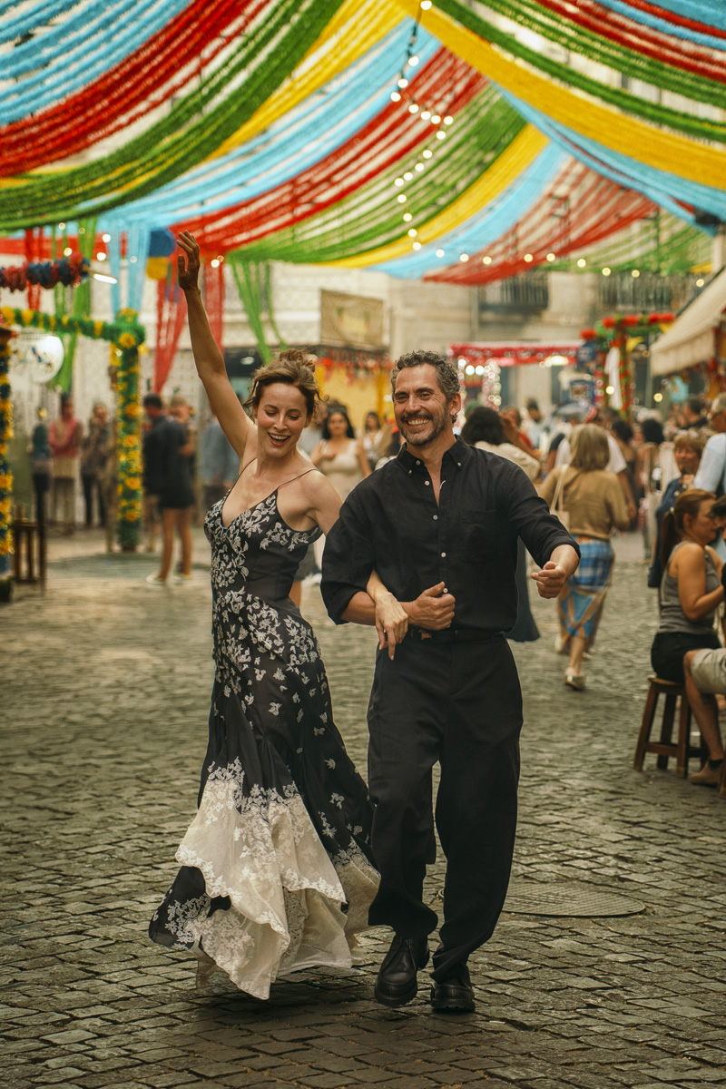 Maria: vestido, GABRIELA HEARST. Paco: camisa e calças, ZARA.Sapatos, PENHA.