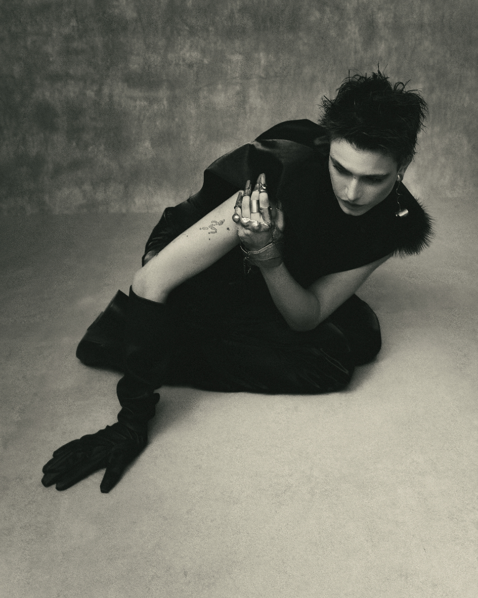 Antu: macacão, MARCELO ZANTTI. Brincos e handpiece, CAIO MOTA. Luva, MV SOBMEDIDA.