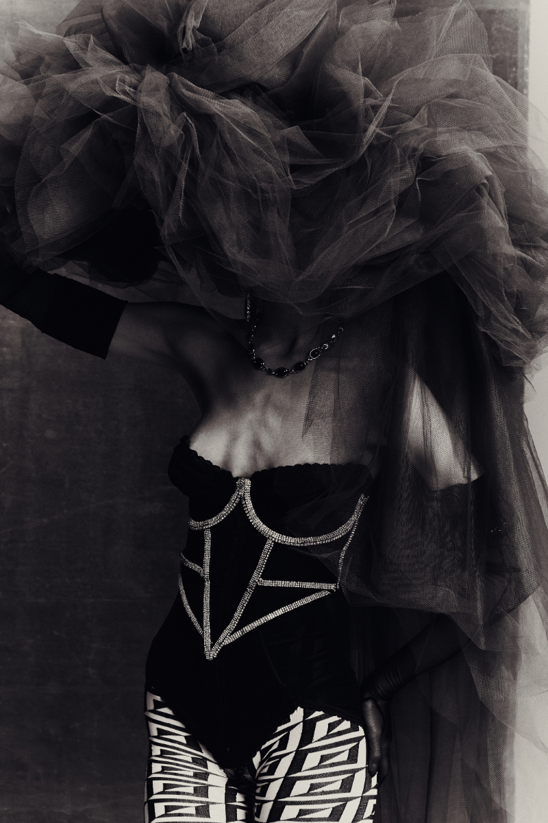 Corset, SPORTMAX. Leggings: MARINE SERRE. Chapéu, CHROMOSOME 6 BY BIBI ESPOSITO. Joias, ANTICHITA’ PETRONE. LUvas, DRIES VAN NOTEN. Corset, SPORTMAX. Leggings: MARINE SERRE. Chapéu, CHROMOSOME 6 BY BIBI ESPOSITO. Joias, ANTICHITA’ PETRONE. LUvas, DRIES VAN NOTEN.