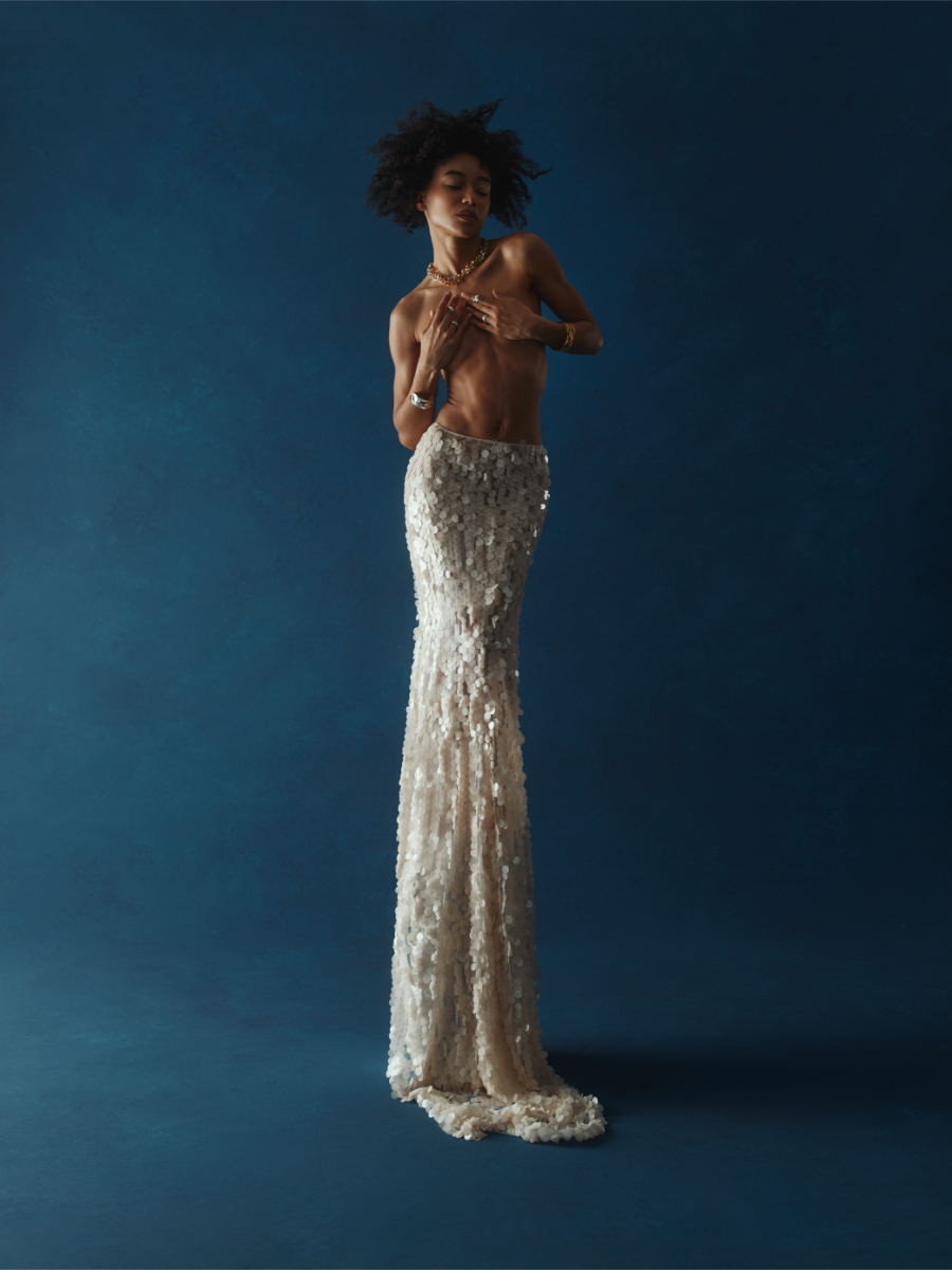 Vestido (usado na cintura), ANASTASIA BULL. Colar, anéis e pulsieras, tudo HANA KIM.