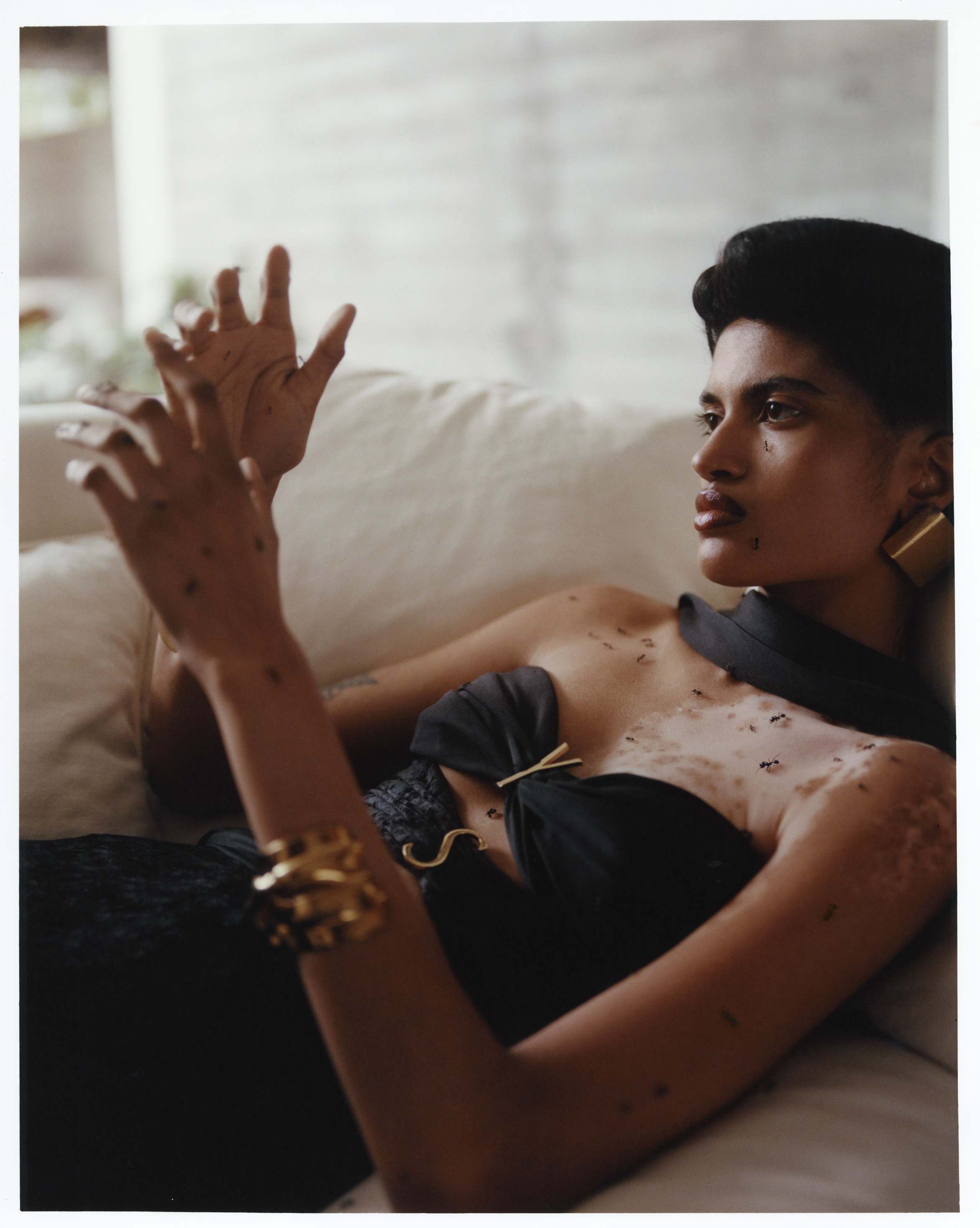 Macacão, brincos e pulseira, tudo SAINT LAURENT BY ANTHONY VACCARELLO.