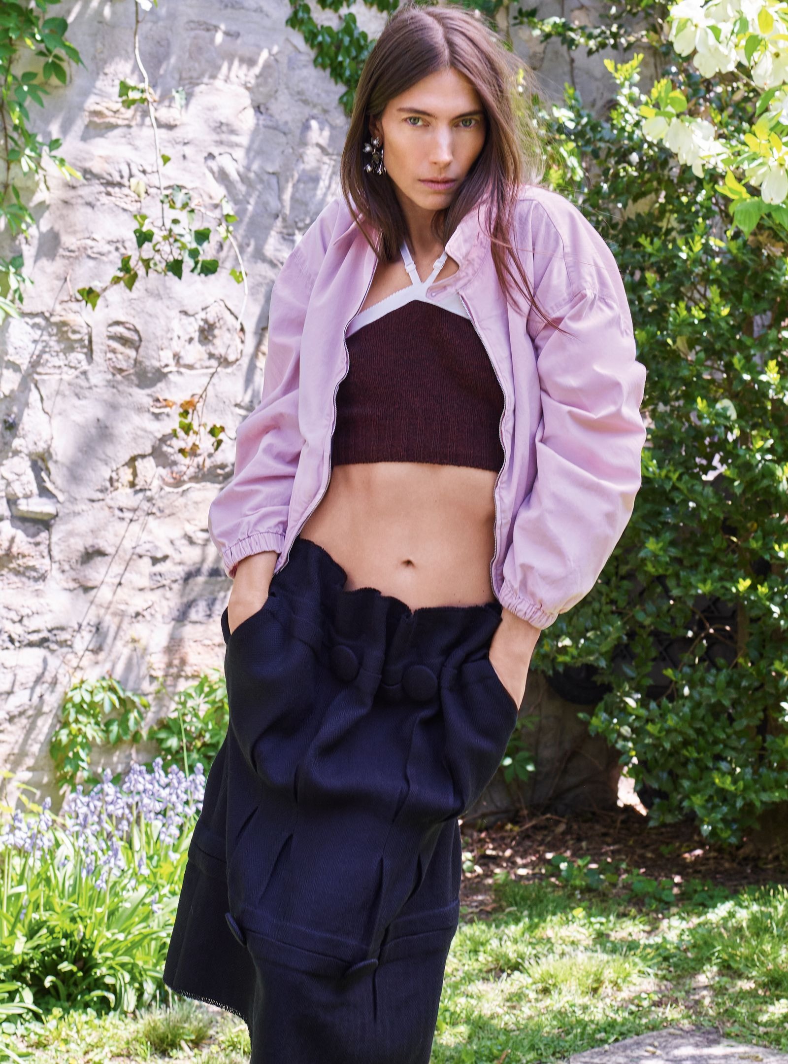 Jessica Miller em casaco, camisola e saia Prada. Brincos Simone Rocha.