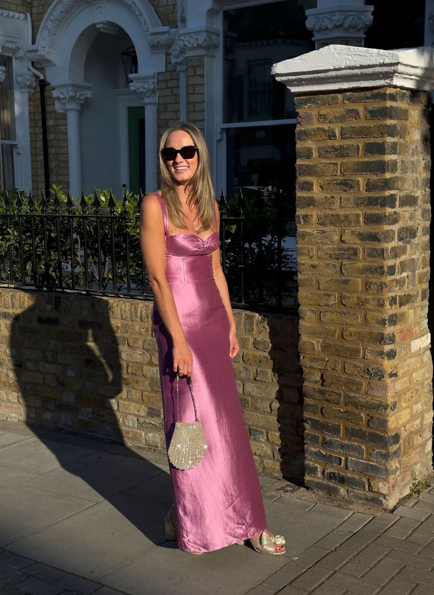Esquerda: Tori Smith com o seu vestido The Own Studio no dia do seu casamento. Direita: A noiva com o seu vestido de noiva recentemente tingido, a caminho do casamento de uma amiga. Esquerda: Tori Smith com o seu vestido The Own Studio no dia do seu casamento. Direita: A noiva com o seu vestido de noiva recentemente tingido, a caminho do casamento de uma amiga.