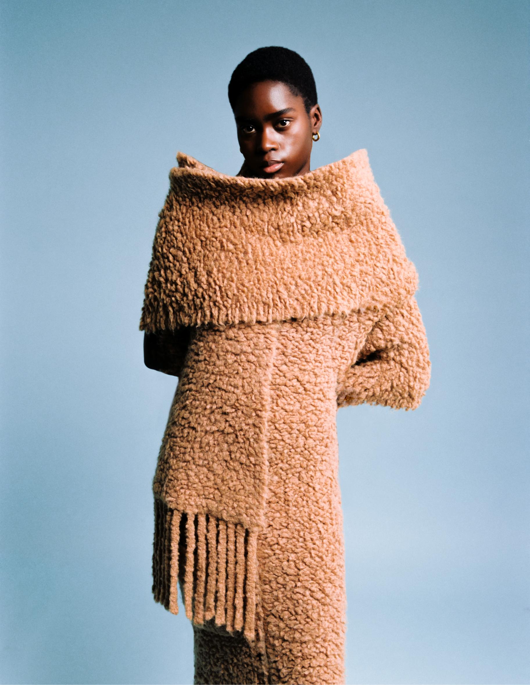 Tomiwa: vestido e cachecol, ambos 2 MONCLER 1952. Brincos vintage, da produção.