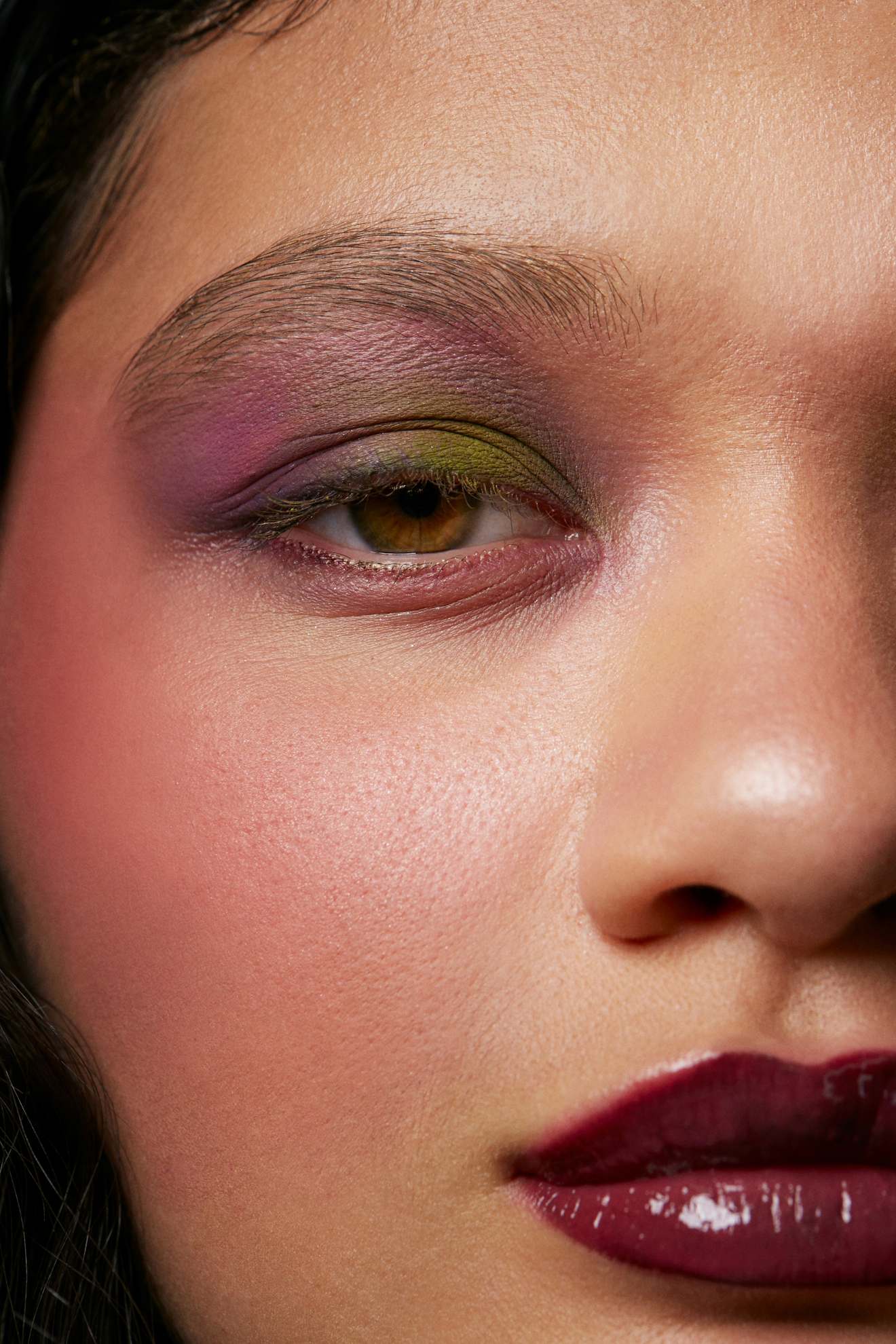 Maddux: base HD Skin All-In-One Palette, no tom Harmony 1, € 86, MAKE UP FOR EVER em SEPHORA.PT. Base Olive Series Pallete, RCAM MAKE UP. Iluminador Lighting Palette Volume ll, € 78, HOURGLASS em SEPHORA.PT. Pó translúcido, € 44,95, LAURA MERCIER em LOOKFANTASTIC.PT. Blush Major Headlines Double-Take Crème & Powder, no tom She’s Giving, € 33,95, PATRICK TA BEAUTY. Sombra de olhos Visepro Editorial Brights, nos tons Pink, Kelly e Lime, € 49,94, VISEART PARIS. Batom Stunna Lip Paint, no tom Underdawg, € 26, FENTY BEAUTY. Spray de cabelo Infinium Pure, € 30, L’OREAL PROFESSIONNEL em SEPHORA.PT. Spray de cabelo Pro Tecni Art Flex Pli, € 21,99, L’ORÉAL em PLURICOSMETICA.COM. Spray de cabelo Tecni Art Beach Waves, € 23,10, e gel de cabelo Tecni Art Fix Max Gel Sculpture Force 6, € 23,20, L’ORÉAL PROFESSIONNEL em WELLS.PT. Óleo de cabelo Elixir Ultime - L’Huile Originale, € 67, KÉRASTASE em SEPHORA.PT. Spray de cabelo More Inside Shimmering Mist, € 25,10, DAVINES. Niyanwei: base Studio Radiance Face&Body, no tom W8, MAC COSMETICS. Blush Major Headlines Double-Take Crème & Powder Duo, € 33, 95, PATRICK TA BEAUTY. Sombra de olhos Visepro Editorial Brights, nos tons Lime, Clover, Pink e Raspberry, € 49,96, VISEART PARIS. Batom Stunna Lip Paint, no tom Unlocked, € 29, FENTY BEAUTY em SEPHORA.PT. Ana O: primer Prep + Prime Natural Radiance, € 49, base Studio Radiance Face&Body, no tom C4, € 45, corretor Studio Fix Conceal and Correct Pallete, no tom Medium, € 49, lápis de lábios, no tom Mahogany, € 27, batom Macximal Silky Matte, no tom D for Danger, € 18, MAC COSMETICS em ELCORTEINGLES.PT. Blush Pro Face Palette, no tom Deep Blush, Wine Me, e pigmento em creme Pro Palette Paintstick, nos tons Chartreuse e Landscape Green, MAC COSMETICS. Sombra de olhos Morphe X James Charles Palette, no tom Social Blade, MORPHE. Primer de lábios Prep + Prime, € 27, MAC COSMETICS em PERFUMESECOMPANHIA.PT. Gel de cabelo Braid Formul Conditioning Gel, EBIN NEW YORK. Spray de cabelo More Inside Shimmering Mist, € 25,10, e mousse More Inside Volume Boost, € 26,20, DAVINES.