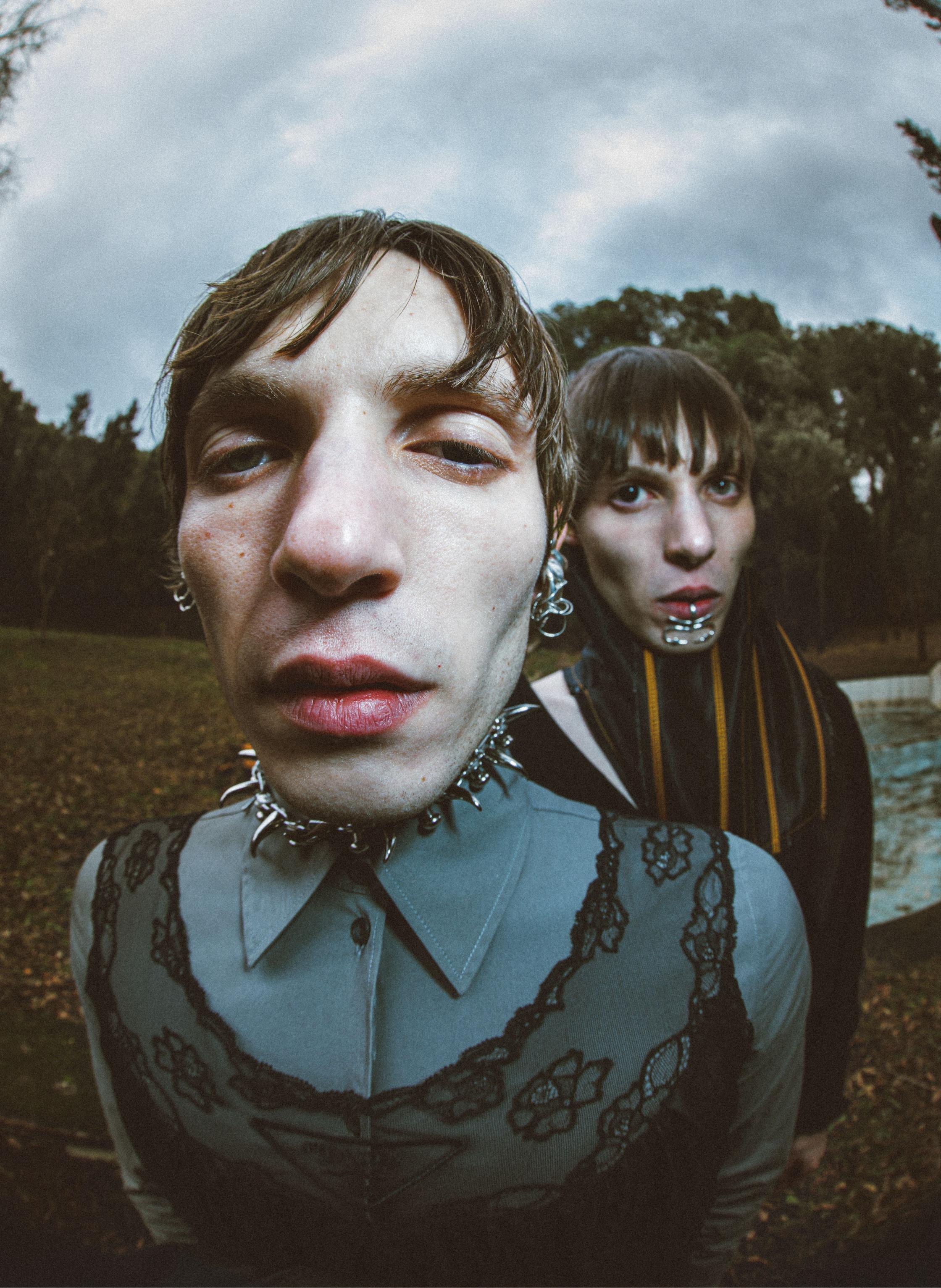Miguel: vestido, UMA WANG. Corset (usado no pescoço), MIISTA. Lip ring Never Hungry Again em prata de lei, DAEMON CONCEPT.
