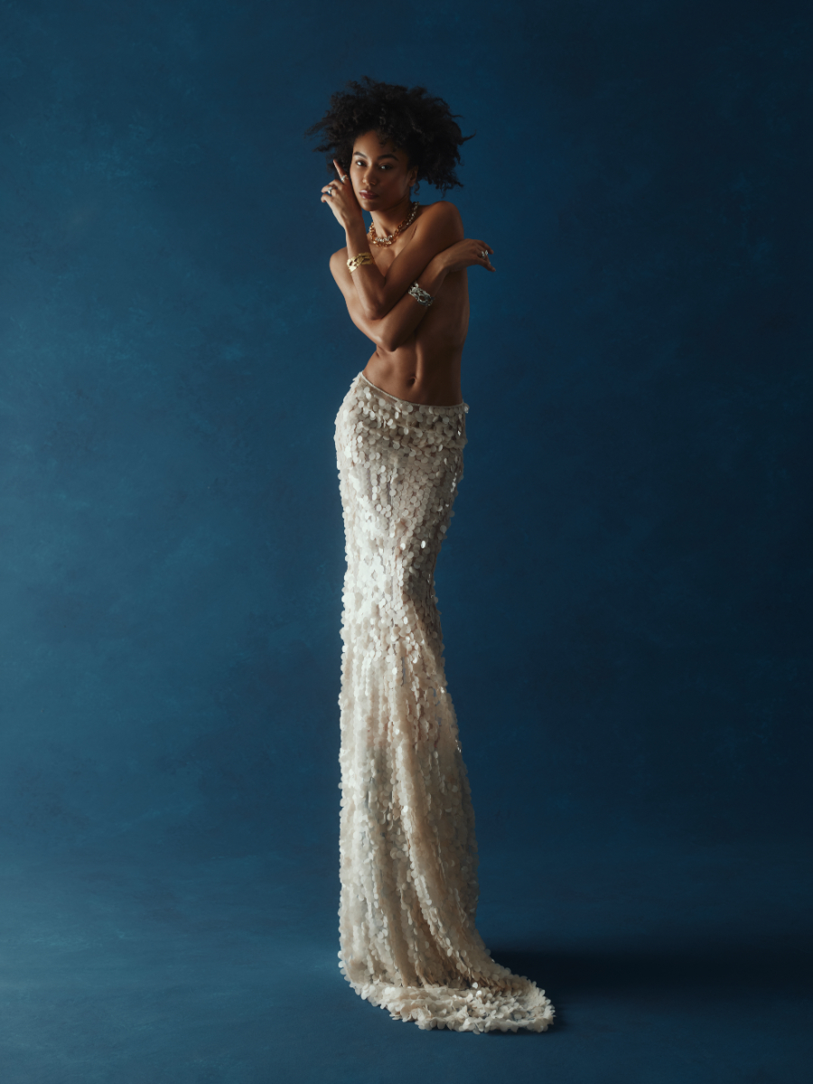 Vestido (usado na cintura), ANASTASIA BULL. Colar, anéis e pulsieras, tudo HANA KIM.