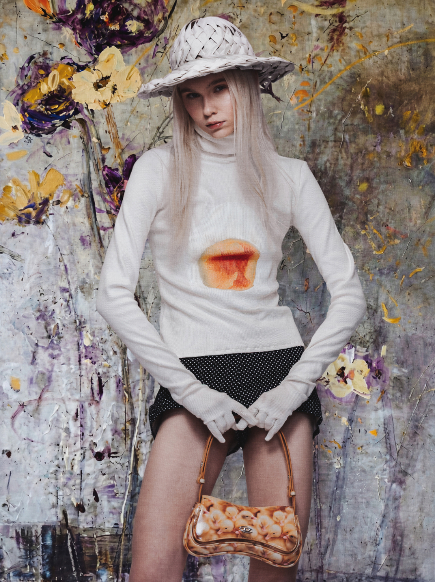 Camisola, PAOLA GIACCARI. Calções, MARIACHIARA VOLPE. Chapéu, VALENTINA ANNUNZIATA. Carteira, DIESEL. Meias e sapatos, da produção. 