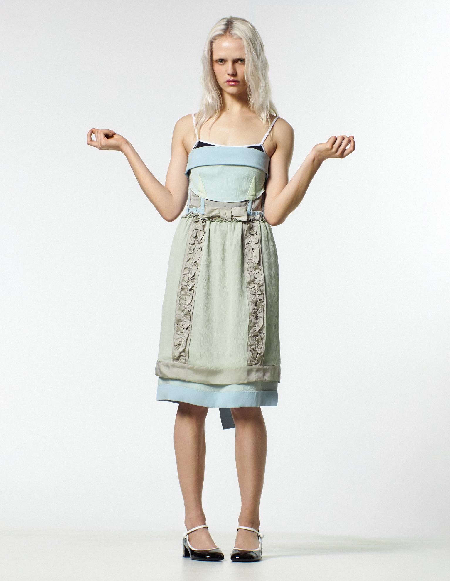 Vestido, top e sapatos, tudo MIU MIU. Pigmento em creme Nº1 de Chanel no tom 3 Vital Beige, € 50; sombra de olhos (usada como eyeliner) Ombre Essentielle no tom 224 - Blé D’or Antique, € 40 e batom Rouge Coco no tom 444 - Gabrielle, € 48, tudo CHANEL. Blusa, bandolete e óculos de sol, tudo BALENCIAGA. Pigmento em creme Nº1 de Chanel no tom 3 Vital Beige, € 50; sombra de olhos (usada como eyeliner) Ombre Essentielle no tom 224 - Blé D’or Antique, € 40 e batom Rouge Coco no tom 416 - Coco, € 48, tudo CHANEL.