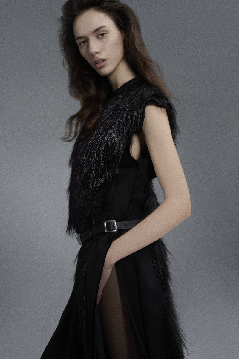 Camisola e saia, BALENCIAGA. Tênis, MIU MIU; Top, vestido e cinto, tudo JIL SANDER.