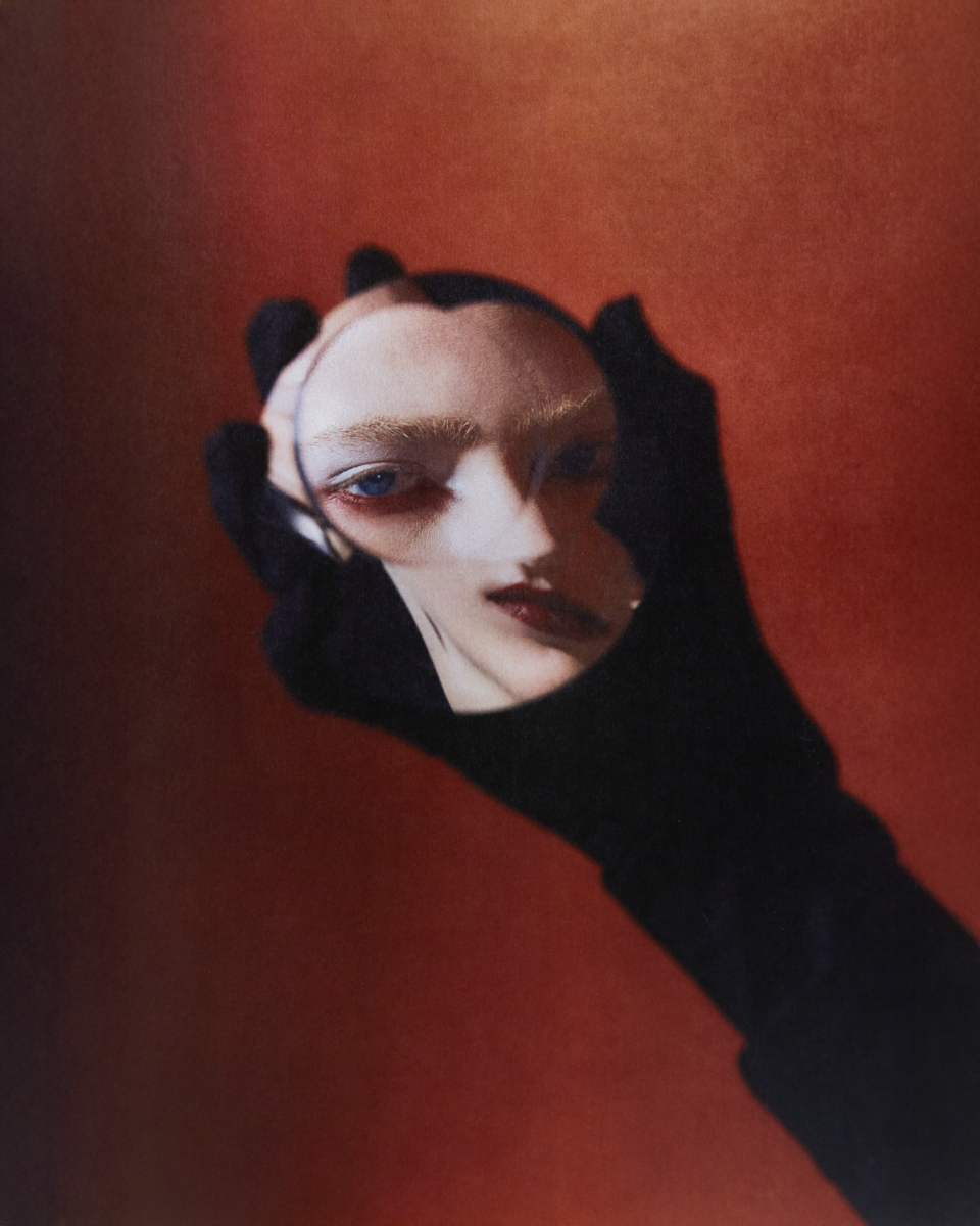 Top, NORMA KAMALI. Luvas vintage, da produção. Collants, daprodução.