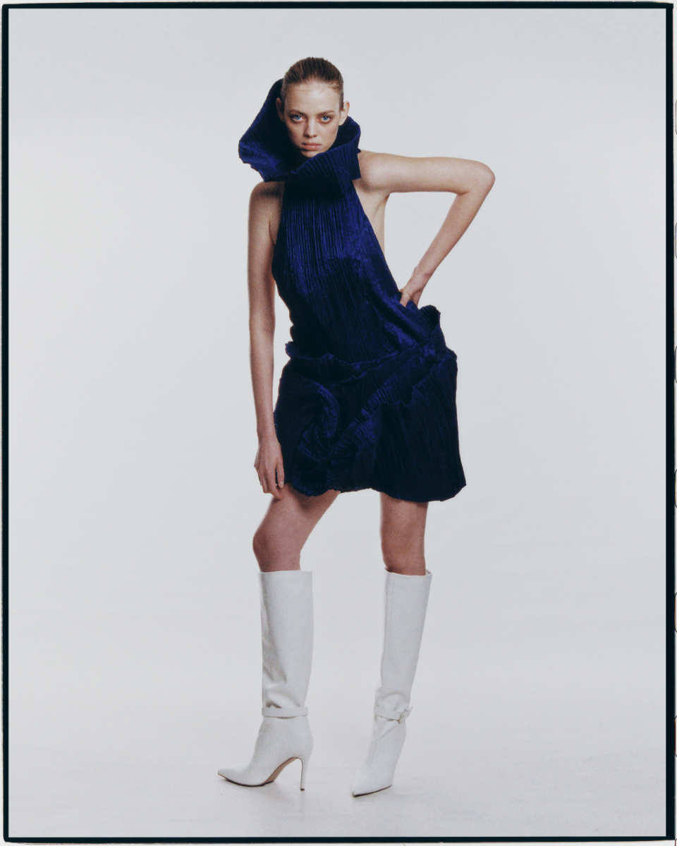 Vestido, DE LA CIERVA Y NICOLÁS. Brincos, da produção. Botas, CLIZIA.