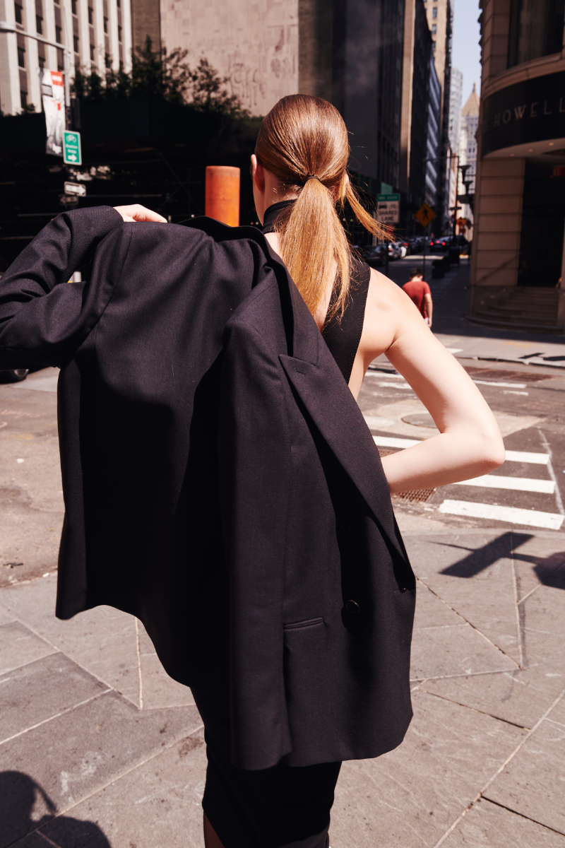 Polina: blazer e vestido, DOLCE & GABBANA.