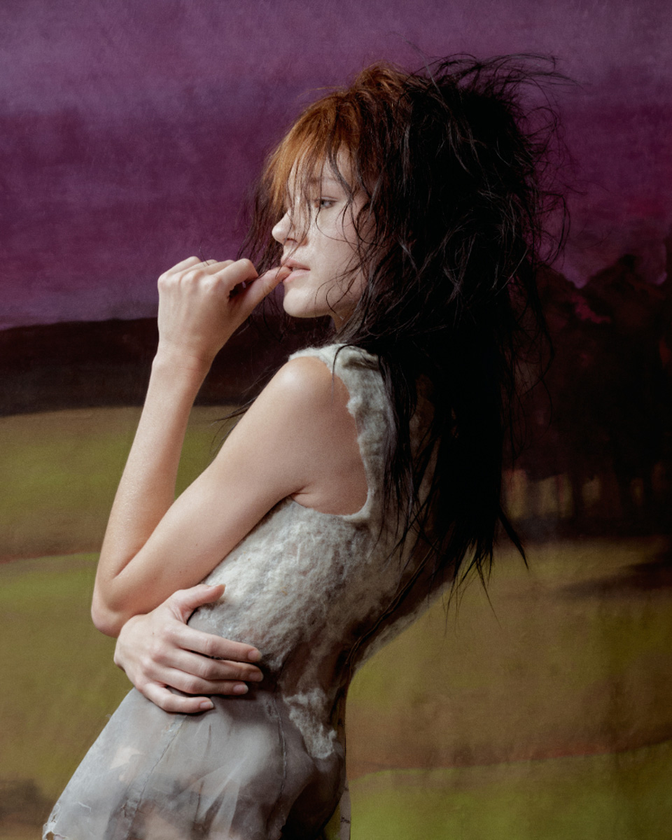 Top e cuecas, LAURA TER VEER. Botas, DIESEL.