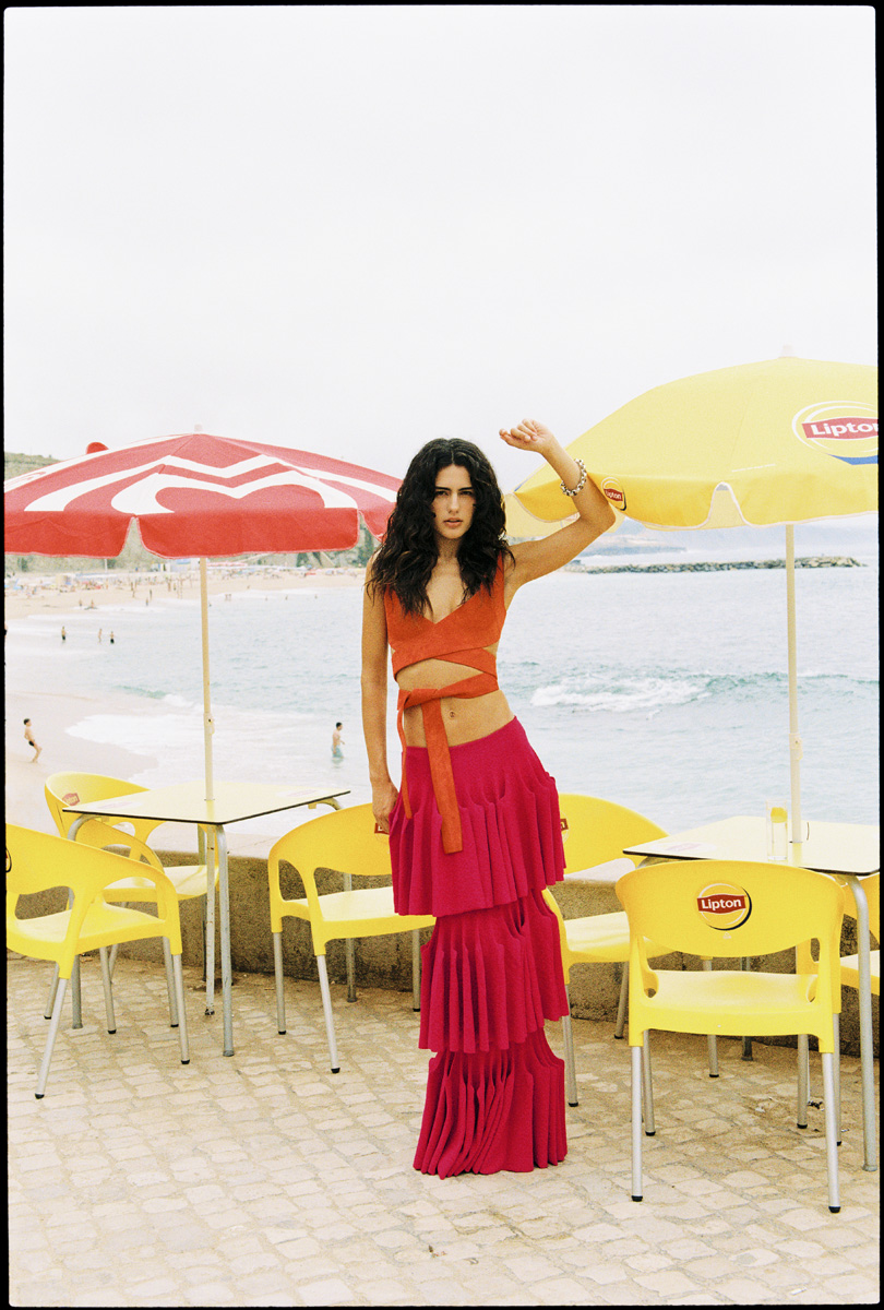 Sandra: top e saia, ALAÏA. Pulseira, ALCINO.