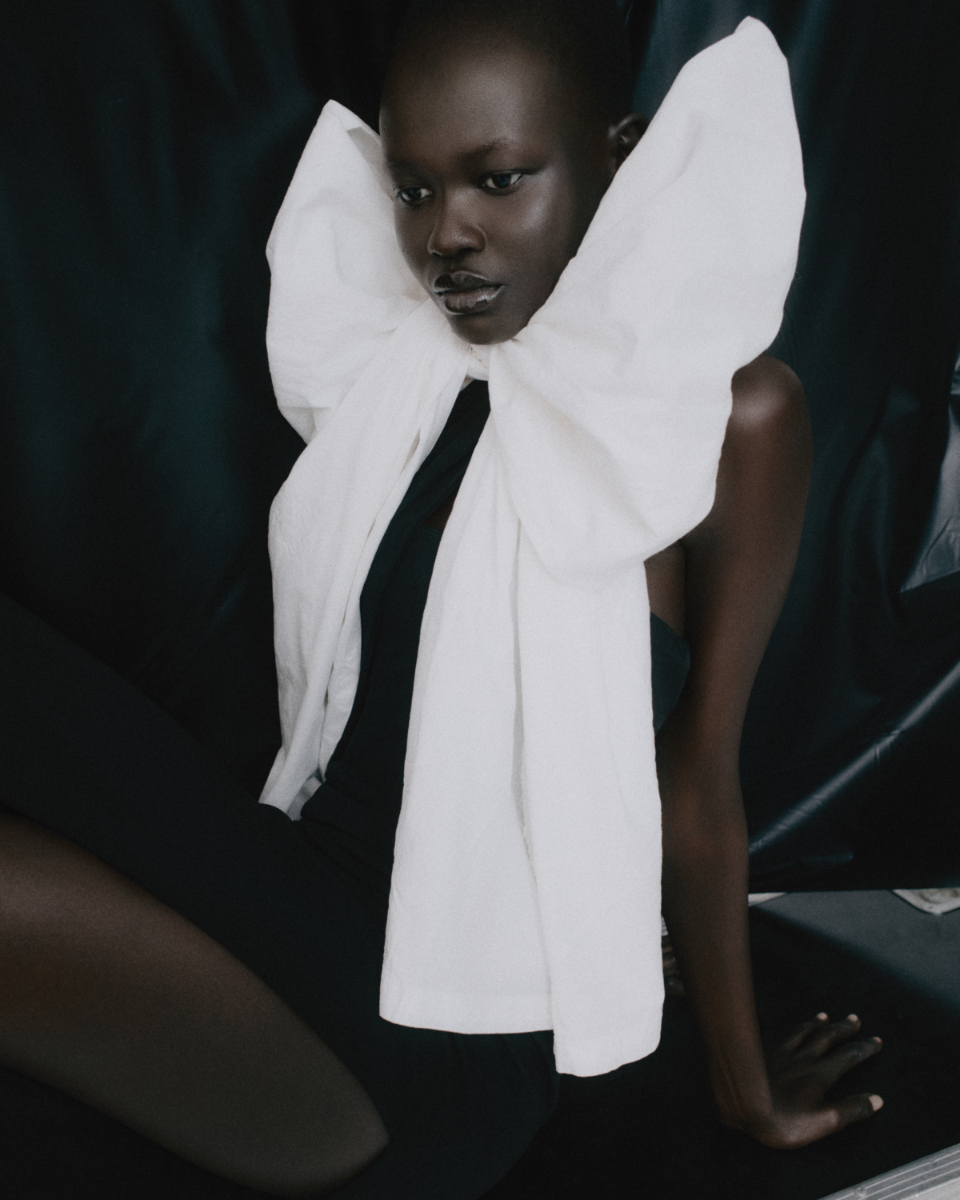 Corset, MOSCHINO. Vestido vintage, da produção. Sapatos, VERSACE.