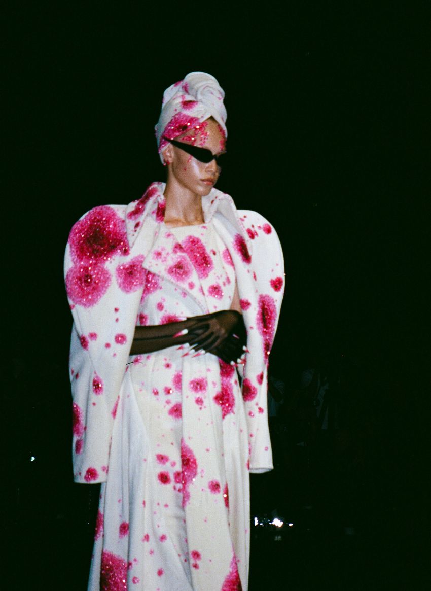 Esquerda: Georges Hobeika Haute Couture. Direita: Robert Wun Haute Couture. Esquerda: Georges Hobeika Haute Couture. Direita: Robert Wun Haute Couture.