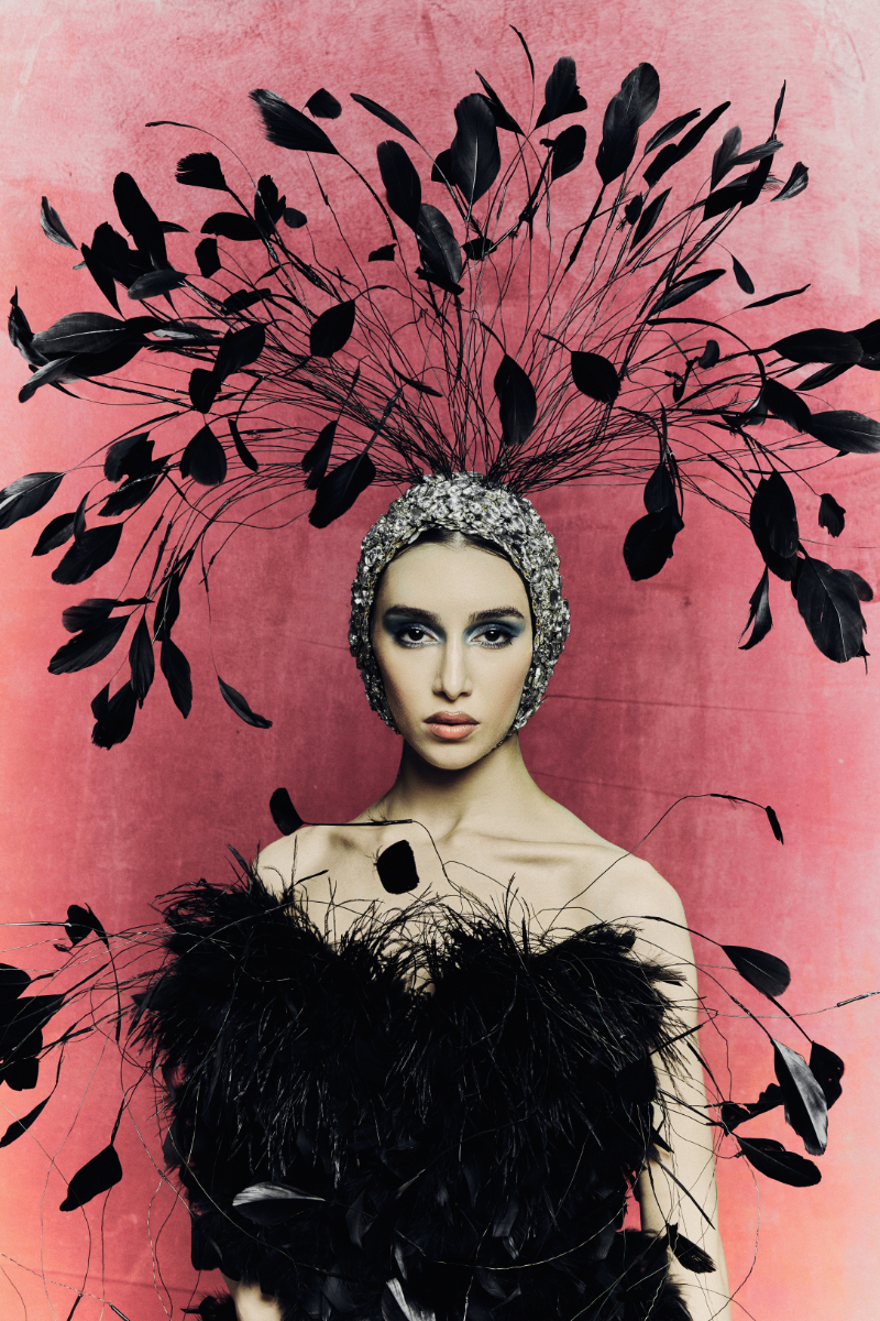 Vestido e headpiece, CHROMOSOME 6 BY BIBI ESPOSITO. Vestido e headpiece, CHROMOSOME 6 BY BIBI ESPOSITO.