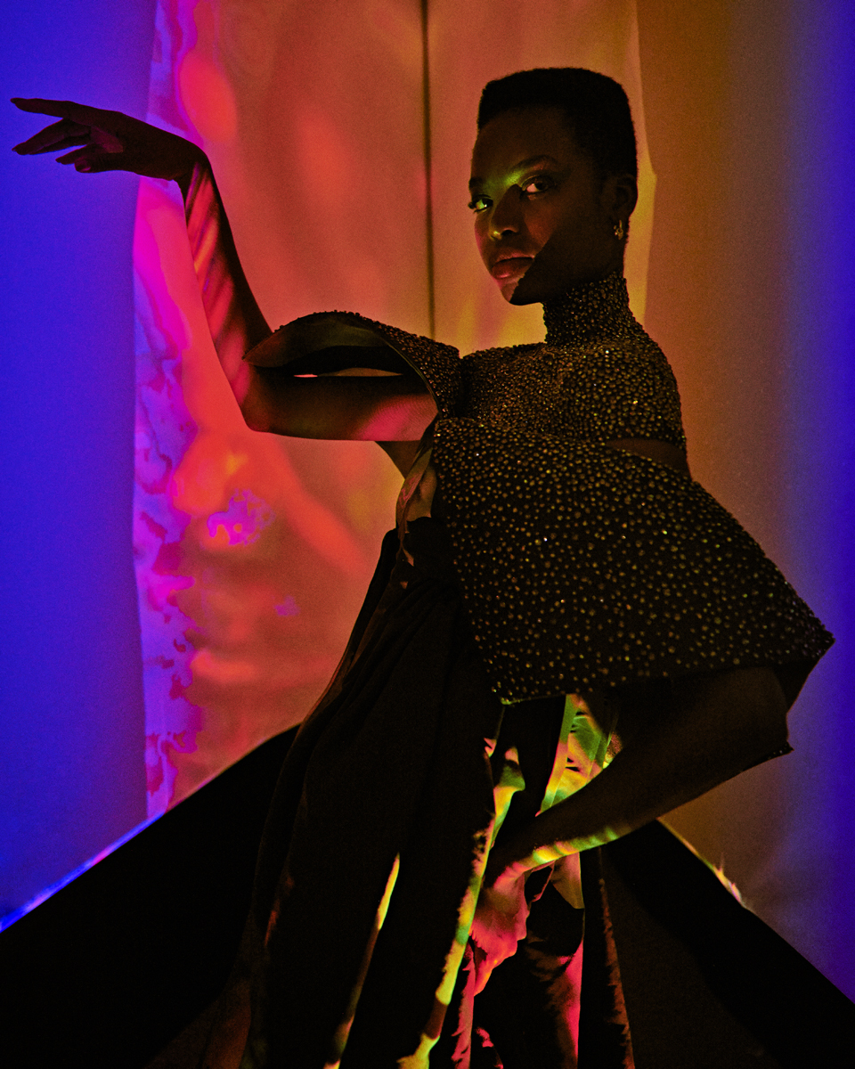Vestido, DEL CORE. Brinco, RAINBOW K.