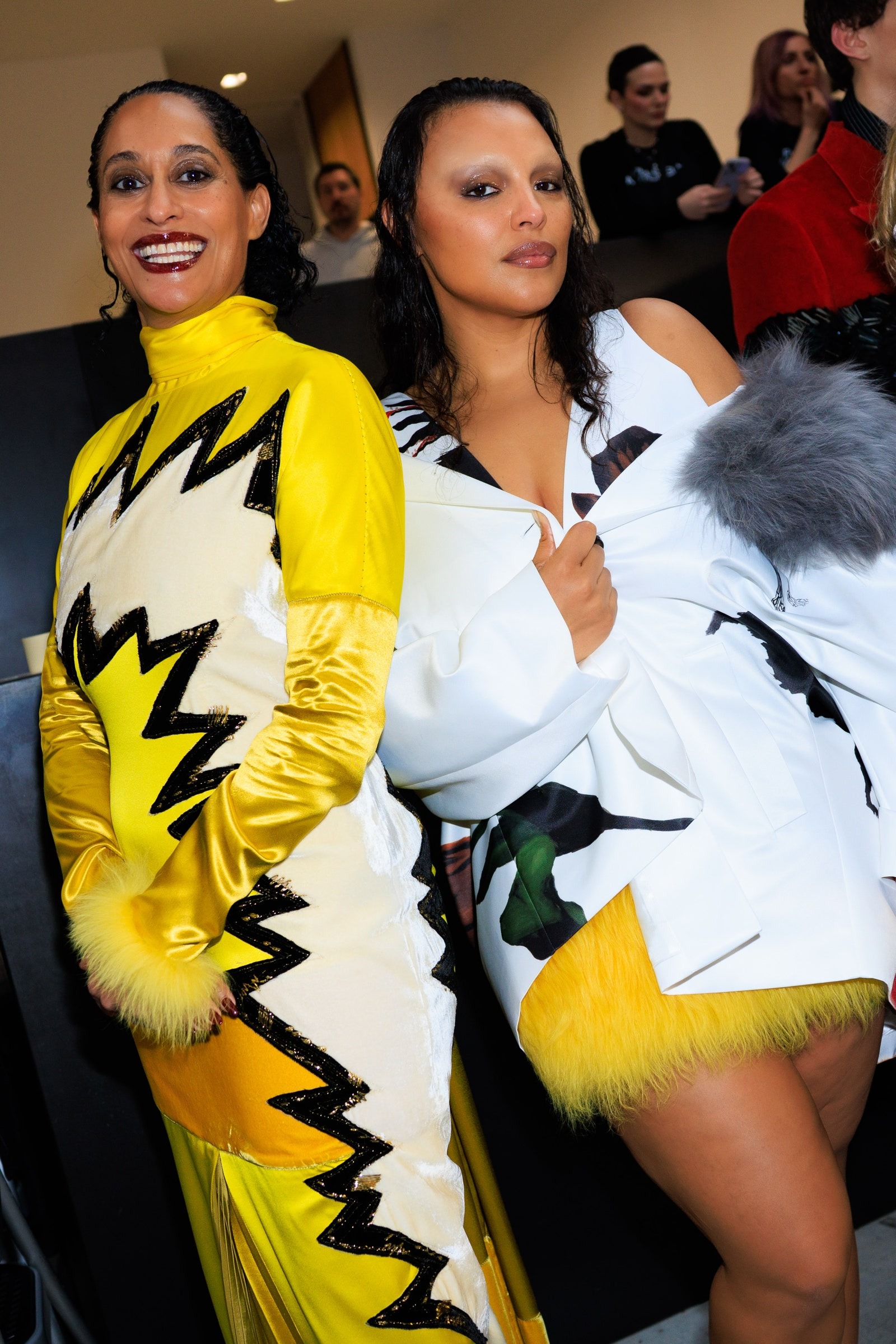 Esquerda: Tracee Ellis Ross e Paloma Elsesser nos bastidores do desfile AW25 da Marni. Direita: Francesco Risso nos bastidores do desfile Marni AW25 ao lado de Tracee Ellis Ross.
